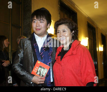 Pianista cinese Lang Lang (L) pone con sua madre Xin Lan Zhou (R) e il suo CD in anticipo di Lang Lang nell'esecuzione in ambasciata russa a Berlino, Germania, 10 ottobre 2009. Foto: Xamax Foto Stock