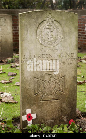 La tomba del capitano John verde, Royal Army Medical Corps, che si è aggiudicato la Victoria Cross a partire dal 1 luglio 1916 sulle somme Foto Stock