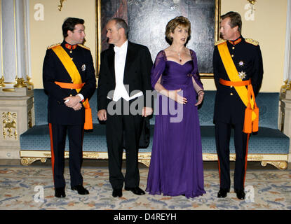 Il principe Guillaume, granduca ereditario del Lussemburgo, Martin McAleese, marito di Mary McAleese, Mary McAleese, Presidente dell'Irlanda, e il Granduca Henri di Lussemburgo (L-R) partecipare ad un banchetto di Stato presso il Palais Grand-Ducal durante McAleese?s visita di stato in Lussemburgo, 14 ottobre 2009. Foto: Albert Philip van der Werf (PAESI BASSI) Foto Stock