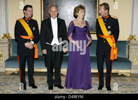 Il principe Guillaume, granduca ereditario del Lussemburgo, Martin McAleese, marito di Mary McAleese, Mary McAleese, Presidente dell'Irlanda, e il Granduca Henri di Lussemburgo (L-R) partecipare ad un banchetto di Stato presso il Palais Grand-Ducal durante McAleese?s visita di stato in Lussemburgo, 14 ottobre 2009. Foto: Albert Philip van der Werf (PAESI BASSI) Foto Stock