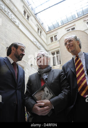 Presidente della Fondazione della Prussia patrimonio culturale, Hermann Parzinger (L), l'architetto britannico David Chipperfield (M) e il direttore generale di Berlino Musei di Stato, Michael Eissenhauer (R), nella foto prima di una conferenza stampa presso il ?Neues Museum? (?Museo Nuovo?) di Berlino, Germania, 15 ottobre 2009. Il museo sulla ?Museumsinsel? (?Isola dei Musei?) sarà riaperto dopo 7 Foto Stock