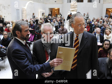 Presidente della Fondazione della Prussia patrimonio culturale, Hermann Parzinger (L), l'architetto britannico David Chipperfield (M) e il direttore generale di Berlino Musei di Stato, Michael Eissenhauer (R), nella foto prima di una conferenza stampa presso il ?Neues Museum? (?Museo Nuovo?) di Berlino, Germania, 15 ottobre 2009. Il museo sulla ?Museumsinsel? (?Isola dei Musei?) sarà riaperto dopo 7 Foto Stock