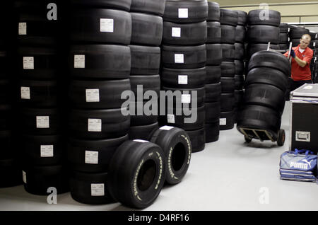 Un infaldatore Brigdestone spinge pneumatici presso la pista di Interlagos vicino a Sao Paulo, Brasile, 14 ottobre 2009. Foto: JAN WOITAS Foto Stock