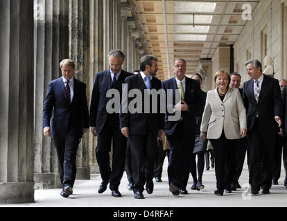 (R-L) Berlino signore sindaco Klaus Wowereit, il Cancelliere tedesco Angela Merkel, commissario federale per la cultura Bernd Neumann, Presidente della Fondazione della Prussia Patrimonio Culturale Hermann Parzinger, e direttore generale di Berlino Musei di Stato Michael Eissenhauer per arrivare alla cerimonia di riapertura del nuovo museo di Berlino, Germania, 16 ottobre 2009. Foto. RAINER JENSEN Foto Stock