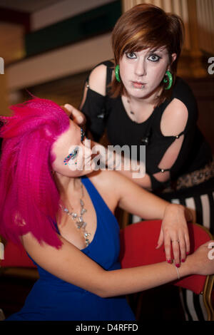 Lauren Willingham & Kaysie Dudbridge dal Bristol City College al The Hair & Beauty, le finali del Nord Ovest si affacciano sul completamento della pittura, tenuto presso la sala da ballo Empress, Winter Gardens, Blackpool. Foto Stock