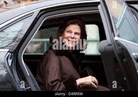 Regina Silvia arriva a Bad Iburg, Germania, 16 ottobre 2009. Lo stesso giorno la Regina Silvia ha ricevuto il ?coraggio premio? Per fondare il ?Mondo infanzia Fondazione? In favore di abusi e bambini svantaggiati in Bad Iburg. Il premio è dotato di 5.000 Euro. Foto: FRISO GENTSCH Foto Stock