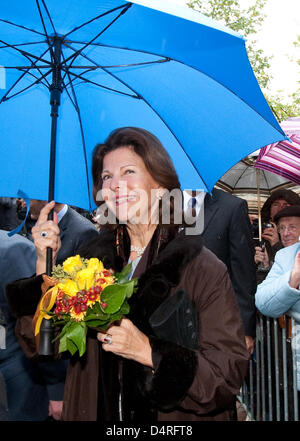 Regina Silvia di Svezia sorrisi a Bad Iburg, Germania, 16 ottobre 2009. Lo stesso giorno la Regina Silvia ha ricevuto il ?coraggio premio? Per fondare il ?Mondo infanzia Fondazione? In favore di abusi e bambini svantaggiati in Bad Iburg. Il premio è dotato di 5.000 Euro. Foto: FRISO GENTSCH Foto Stock