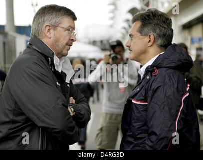 Britannico Ross Brawn, team principal della Brawn GP (L), parla a tedesco Mario Theissen, direttore Motorsport di BMW Sauber il paddock prima dell'allagato la terza sessione di prove libere a Jose Carlos Pace della pista di Interlagos vicino a Sao Paulo, SP, Brasile, 17 ottobre 2009. Formula 1 Gran Premio del Brasile avviene il 18 ottobre 2009. Foto: Jan Woitas Foto Stock