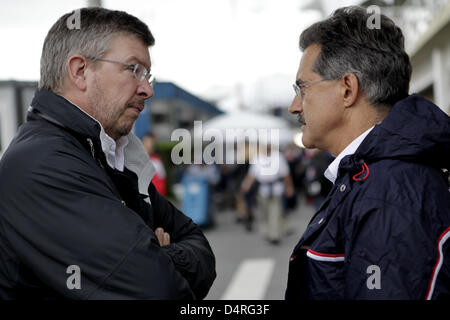 Britannico Ross Brawn, team principal della Brawn GP (L), parla a tedesco Mario Theissen, direttore Motorsport di BMW Sauber il paddock prima dell'allagato la terza sessione di prove libere a Jose Carlos Pace della pista di Interlagos vicino a Sao Paulo, SP, Brasile, 17 ottobre 2009. Formula 1 Gran Premio del Brasile avviene il 18 ottobre 2009. Foto: Jan Woitas Foto Stock