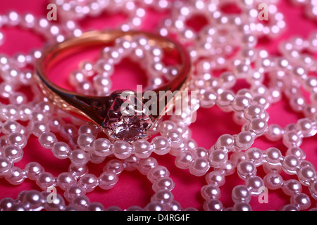 Anello di fidanzamento sul cuore abbellimenti Foto Stock