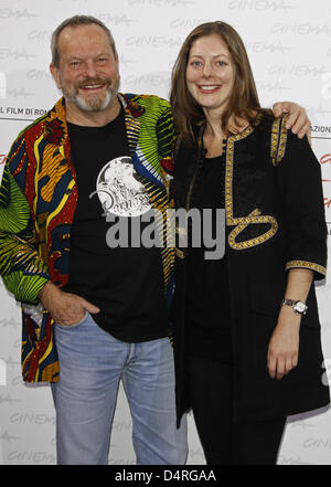 Noi Il regista Terry Gilliam (L) e sua figlia, produttore Amy Gilliam (R) arrivano per la foto chiamata sulla pellicola ?Il Imaginarium del dottore Parnassus? Alla quarta Internazionale del Film di Roma Festival di Roma, Italia, 18 ottobre 2009. Foto: Hubert Boesl Foto Stock