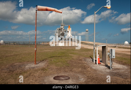 Lo Space Shuttle Endeavour si trova sulla rampa di lancio del Kennedy Space Center, pronto per la sua missione, STS-130. La navetta è preparata per il lancio, segnando un importante traguardo nel programma shuttle della NASA. Foto Stock