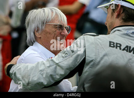 F1 supremo Bernie Ecclestone (L) si congratula con il nuovo campione del mondo British driver di Formula Uno Jenson Button della Brawn GP dopo la Formula 1 Gran Premio del Brasile a Jose Carlos Pace della pista di Interlagos vicino a Sao Paulo, Brasile, 18 ottobre 2009. Foto: Jan Woitas Foto Stock