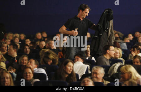 I fan di attendere per il broadcast di Robbie Williams BBC Proms elettrico concerto presso UCI Kinowelt movie theater a Duesseldorf in Germania, 20 ottobre 2009. La diffusione in questo teatro di film non riuscito a causa di problemi tecnici. Dopo tre anni di interruzione della carriera a causa di una grave dipendenza da farmaci, pop star Robbie Williams ha presentato il suo nuovo album "realtà uccise il Video star?. Il Foto Stock