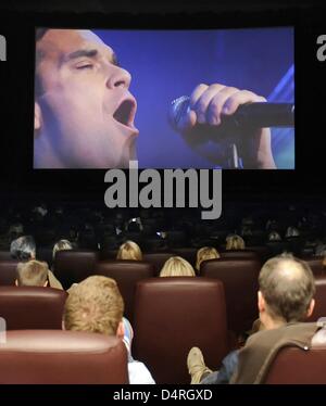 Tifosi guardare il broadcast di Robbie Williams BBC Proms elettrico con un concerto presso la Sala Astor movie theater di Berlino, Germania, 20 ottobre 2009. Dopo tre anni di interruzione della carriera a causa di una grave dipendenza da farmaci, pop star Robbie Williams ha presentato il suo nuovo album "realtà uccise il Video star?. L'album sarà pubblicato il 06 novembre 2009. Il concerto è stato trasmesso in th Foto Stock