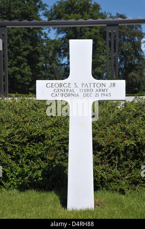 Una croce bianca sorge sulla tomba del generale americano George Patton S. al ?Cimitero e memoriale americano? In Hamm, Lussemburgo, Giugno 2009. 5100 bianco lapidi di marmo di soldati che principalmente è caduto nella battaglia di Bulge alla fine della II Guerra Mondiale in 1944/45 sono situati in un semicerchio. Un memorial e una cappella sono parte della zona che è stato introdotto il 04 luglio 1960. Foto: Romain F Foto Stock