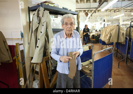 Jean Seddon (75) fabbrica manager presso British vestiti costruttore privato V.C. Bianco a Salford, Manchester, Inghilterra, Regno Unito Foto Stock