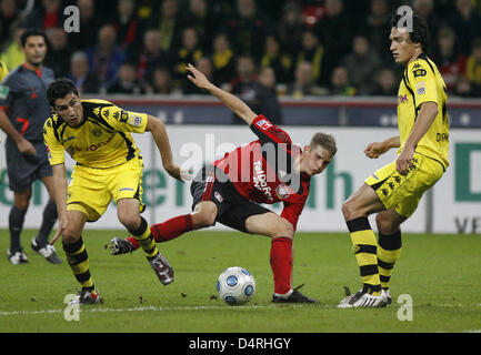 Leverkusen?s Lars Bender (C) combatte per la palla con Dortmund?s Nuri Sahin (L) e Mats Hummels durante il match della Bundesliga Bayer 04 Leverkusen vs Borussia Dortmund a BayArena stadium di Leverkusen, Germania, 23 ottobre 2009. La partita si è conclusa con un pareggio. Foto: Julian Stratenschulte Foto Stock