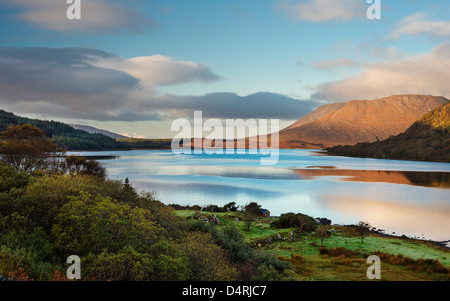 La mattina presto in autunno sul nord-occidentale di braccio del Lough Corrib, vicino Doon rocce, Co Galway, Irlanda Foto Stock