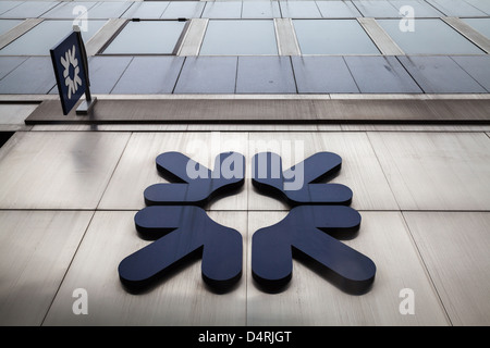 Una vista generale della Royal Bank of Scotland (RBS) il logo presso la London City Office su Threadneedle Street a Londra Foto Stock