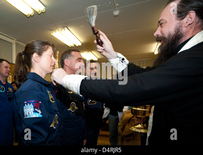 L'equipaggio della spedizione 23, tra cui il cosmonauta russo Alexander Skvortsov e l'astronauta della NASA Tracy Caldwell Dyson, si prepara al lancio dal cosmodromo di Baikonur, Kazakistan. La missione mira a far avanzare il volo spaziale umano a bordo della stazione spaziale Internazionale. Foto Stock