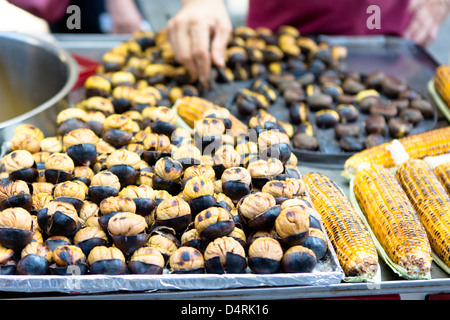 Castagne arrostite e i duroni sono in vendita, pronto a mangiare. Foto Stock