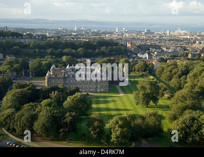 Il palazzo di Holyrood da Salisbury Crags Foto Stock