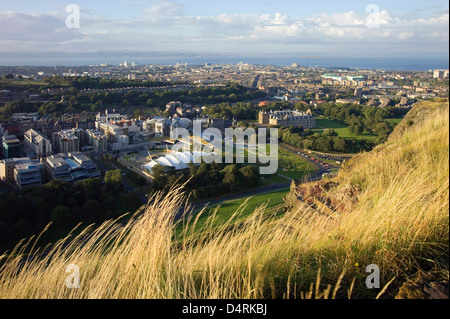 Dynamic Earth e holyrood il parlamento da Salisbury Crags Foto Stock