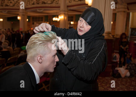 Parrucchiere femmina taglio e uomini per lo styling dei capelli. Annie e Mark McNamara, con un 'Rock a Billy' quiff stile, da Willesden Green, Londra, all'Hair & Beauty, Nord Ovest finals parrucchieri Competition, tenutosi presso la sala da ballo imperatrice, giardini invernali, Blackpool. Foto Stock