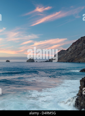 Scoglio lavico e pile di mare (Roques de Salmor) all'estremità orientale dell'El Golfo embayment, Las Puntas, El Hierro, Isole Canarie Foto Stock