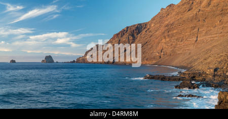 Scoglio lavico e pile di mare (Roques de Salmor) all'estremità orientale dell'El Golfo embayment, Las Puntas, El Hierro, Isole Canarie Foto Stock