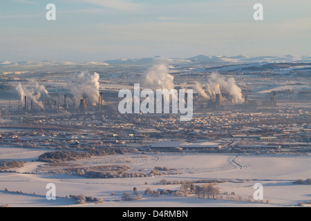 Una vista guardando oltre a Grangemouth raffineria di petrolio complesso sul Firth of Forth. Foto Stock