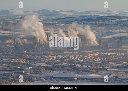 Una vista guardando oltre a Grangemouth raffineria di petrolio complesso sul Firth of Forth. Foto Stock