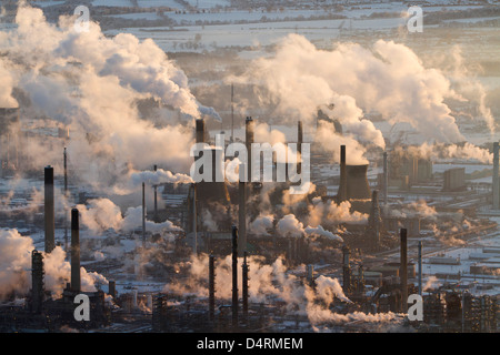 Una vista guardando oltre a Grangemouth raffineria di petrolio complesso sul Firth of Forth. Foto Stock