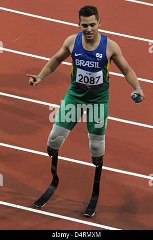 Alan Fonteles Cardoso Oliveira del Brasile di manche del mens 200m T44 allo stadio Olimpico a Londra 2012 Giochi Paralimpici. Foto Stock