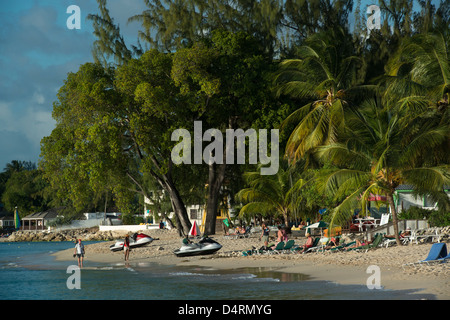 Una spiaggia orlata di palme vicino a Holetown, la parrocchia di San Giacomo, Barbados, Caraibi Foto Stock