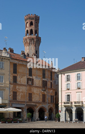 Piazza Cavour con l'angelo Torre (XIV secolo), Vercelli Piemonte Foto Stock