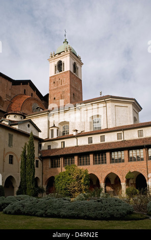 Canonica (Canonica) il chiostro e il Duomo (Cattedrale), Novara, Piemonte, Italia Foto Stock