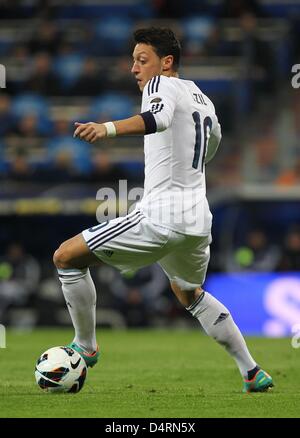 Del Real Madrid Mesut Oezil corre con la palla durante la Primera Division spagnolo partita di calcio tra il Real Madrid e il RCD Mallorca a Santiago Bernabeu Stadium in Madrid, Spagna, 16 marzo 2013. Madrid ha vinto 5:2. Foto: Fabian Stratenschulte/dpa Foto Stock