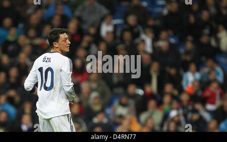 Del Real Madrid Mesut Oezil è visto durante la Primera Division spagnolo partita di calcio tra il Real Madrid e il RCD Mallorca a Santiago Bernabeu Stadium in Madrid, Spagna, 16 marzo 2013. Madrid ha vinto 5:2. Foto: Fabian Stratenschulte/dpa Foto Stock