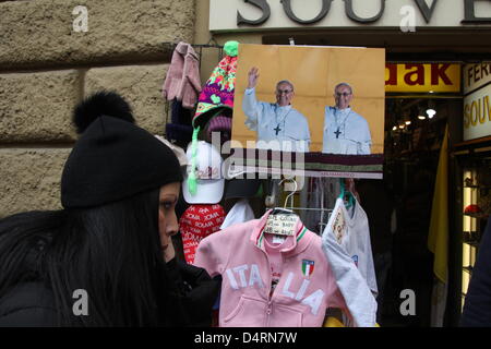 Città del Vaticano. Il 17 marzo 2013. Il primo Angelus domenica la benedizione del Papa Francesco in piazza San Pietro e la Città del Vaticano, Roma Foto Stock