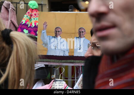 Città del Vaticano. Il 17 marzo 2013. Il primo Angelus domenica la benedizione del Papa Francesco in piazza San Pietro e la Città del Vaticano, Roma Foto Stock