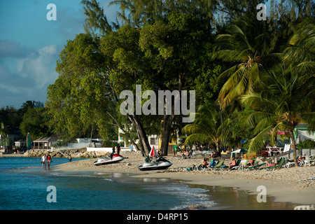 Una spiaggia orlata di palme vicino a Holetown, la parrocchia di San Giacomo, Barbados, Caraibi Foto Stock