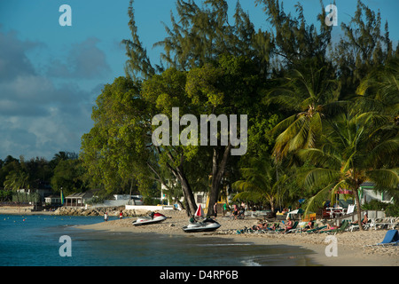 Una spiaggia orlata di palme vicino a Holetown, la parrocchia di San Giacomo, Barbados, Caraibi Foto Stock