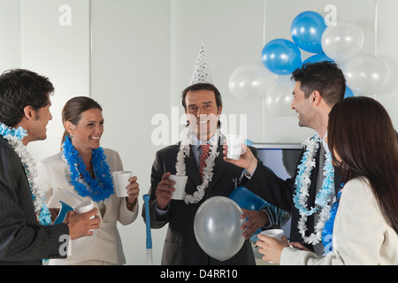 Celebrazione di Office, business persone fare un brindisi Foto Stock