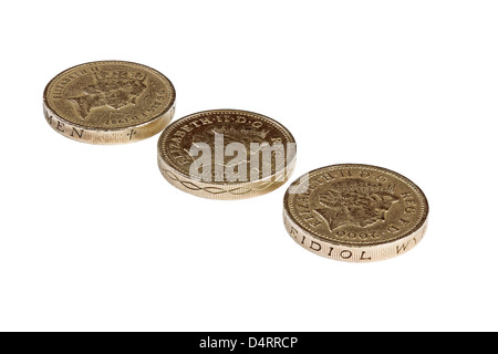 Tre una libbra di monete in una riga isolata su sfondo bianco Foto Stock