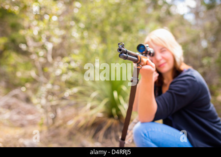 Giovane donna sparare con un fucile da caccia arma, femmina 19 caucasici, Texas, Stati Uniti d'America Foto Stock
