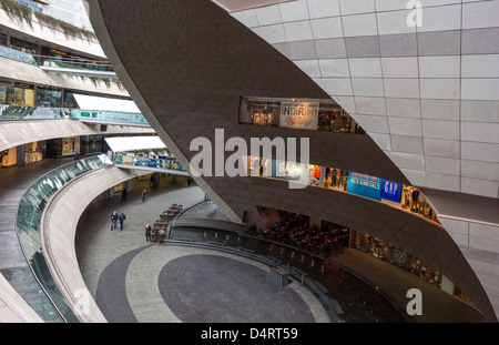 Europa Turchia Istanbul, Levent trimestre, il Canyon mall progettato dagli architetti Tabanlioglu & Jerde Foto Stock