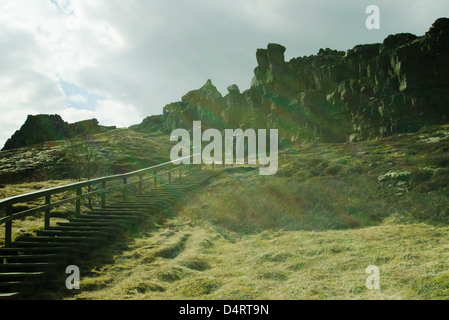 Le scale conducono alla roccia delle legislazioni, Thingvellir Islanda Foto Stock