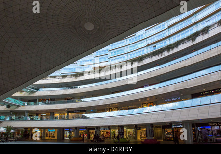 Europa Turchia Istanbul, Levent trimestre, il Canyon mall progettato dagli architetti Tabanlioglu & Jerde Foto Stock